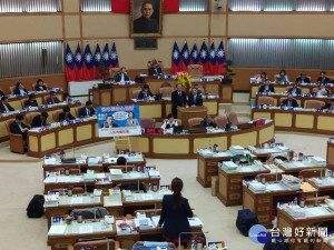 31日上午議會市政總質詢由劉美芳、鄭戴麗香、葉元之等議員聯合質詢。（圖／記者黃村杉攝）