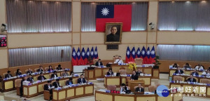 市長侯友宜1日於議會中宣布，將於明(109)年寒假開學前成立全國首創之「食安智慧監控中心」。（圖／記者黃村杉攝）