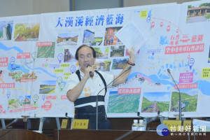 市議員李柏坊提出以大漢溪經濟藍海概念，推動大漢溪水、陸、空運動休閒三度空間場域，以各種休閒活動吸引更多國際旅客。(圖／桃園市議會提供)