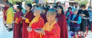 行動佛殿第61站2日駐錫大園，為21年前空難誦經祈福，法會圓滿後，並發送愛心物資給當地弱勢族群