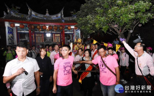 縣長王惠美扶轎恭迎天上聖母。