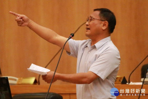 縣議員王啟澧關切太陽能是綠金的代言人，還是「包著糖衣的毒藥？」