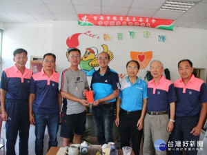 台南市教育局副局長吳國珉（中）頒發獎金，由副主委李俊隆（左三）等代表接受。