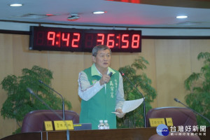 市議員吳宗憲表示，樹林新村「癌症村」的名號已造成人民恐懼，建議市府對此慎重說明。(圖／桃園市議會提供)
