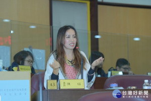 市議員陳瑛在總質詢時，高歌一曲改編的「我往哪裡去，才能找到錢」，抒發原住民無奈的心聲。(圖／桃園市議會提供)