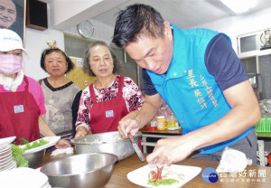 吳信坪任職里長11個月，是本屆的新科里長。他長期關懷弱勢，規劃里內老人共餐活動