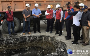 板橋館前西路與南雅南路一段交叉路口6日發生自來水管破損洩漏，侯友宜市長到場督促台水全力搶修