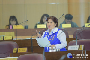 市議員王仙蓮在總質詢痛批原民局以高額經費辦活動根本只是燒錢。(圖／桃園市議會提供)