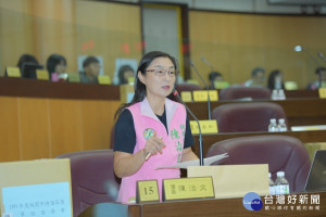 市議員陳治文在總質詢提到，桃園市公車前後門開門比例低，搭車乘客上下車耗時，建議市府改善公車開啟前後門比例偏低問題。(圖／桃園市議會提供)