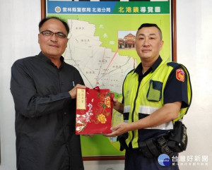 北港警方成功與金融機構合作，攔阻民眾遭受詐騙，分局長王立德立即頒發破案茶及禮券表揚有功人員。