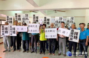 雲林縣政府撤回前瞻計畫19億投資不做綠能專區，縣議員黃淑鈴與台西養殖漁民出面抗議，籲請張麗善給漁民一條生路。