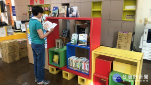 南投文化局圖書館一樓期刊區推出樂齡書展。（文化局提供）