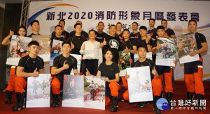 消防局7日舉行「2020消防形象月曆發表暨公益活動記者會」，市長侯友宜出席鼓勵民眾購買「猛男月曆」獻出愛心幫助弱勢族群。（圖／記者黃村杉攝）