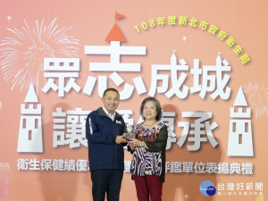獲頒特殊貢獻獎的是同時在衛生局、衛生所及戶政所擔任志工的葉純純，投入志願服務長達12年，服務總時數是9,915小時。（圖／記者黃村杉攝）

