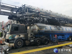 高雄台塑林園廠槽車外洩氣體起火爆炸。