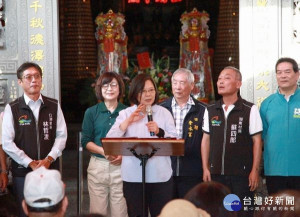 總統蔡英文在立委蘇治芬陪同下，到雲林海線五鄉鎮拜票，沿途支持民眾夾道歡呼，高喊「蔡英文凍蒜、蘇治芬凍蒜」。