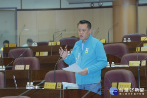林志強在總質詢痛批李佳芬的說法是抹殺母語，且是錯誤、傲慢的政策，希望從桃園開始做起，徹底消滅這樣的不當歧視。(圖／桃園市議會提供)
