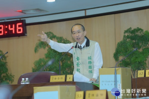 市議員黃景熙建議推行「假牙維修補助」，並要求了解預算編列情形。(圖／桃園市議會提供)