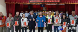 萬里區漁會漁民節暨漁業生產績優表揚活動8日熱鬧登場，新北市副市長吳明機出席頒獎表揚優秀漁民