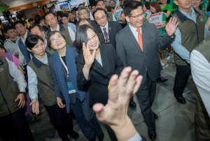 國民黨總統候選人、現任高雄市長韓國瑜日昨拋出「勞工政策三支箭」相關政見，包含2年內編列1000億元撥補勞保基金…等等。對此，要角逐總統連任，民進黨黨籍的蔡英文今（8）日表示，要把錢用出去的人就要注意到財源籌措問題。（圖／總統府Flickr）