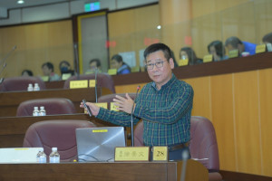 市議員徐景文建議，可由市府主導購買大型農業機具，為桃園各地農民需求服務。(圖／桃園市議會提供)