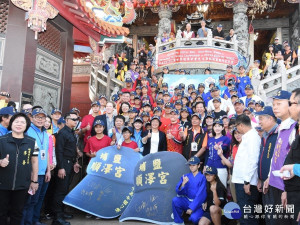 三鐵冠軍選手伊登抵埔鹽順澤宮，讓情鄉親相迎。