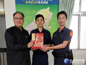 員警受理民眾竊盜案本於同理心積極偵破，分局長王立德立即前往警所頒發有功人員破案茶及禮券，肯定其保障人民之生命財產安全之辛勞。