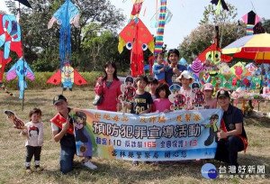 北港警分局犯罪預防宣導團結合「風箏嘉年華」，宣導反毒、反詐騙、反賄選及婦幼警政APP等服務，吸引許多鄉親共襄盛舉。