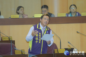 桃園市議員黃敬平表示，日前接獲民眾爆料指民間消防社團動員義消，參加小英之友會，義消們被迫選邊站，唯恐不願配合會被貼上標籤變成「黑名單」。(圖／桃園市議會提供)