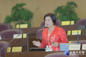 市議員呂林小鳳針對八德文小2、文小4、八德國中後方市有土地，向市府提出建設提議。(圖／桃園市議會提供)