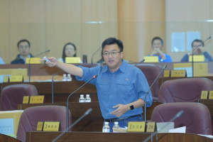 市議員楊家俍在總質詢呼籲，平鎮站單獨設在目前無道路系統的農業區，最後很有可能變成有站無路，不要為了車站的爭議影響鐵路地下化的進程。(圖／桃園市議會提供)
