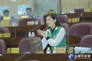 市議員郭麗華反映桃園市藝文特區鴿子群聚議題。(圖／桃園市議會提供)
