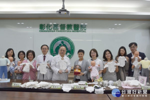 蕭建洲醫師（左四）表示，住院治療中需使用的醫療器材常是臨床上面對的困擾之一，需針對不同體型的早產兒設計適合的尺寸以符合所需。
 
