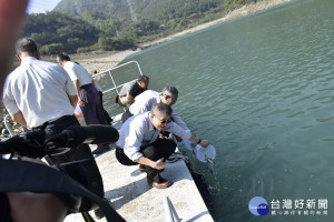 水庫魚苗放流