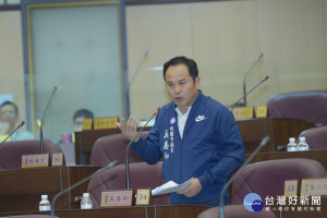 市議員吳嘉和表示，中壢區這幾年前後站交通黑暗期為民眾帶來的不便，他要求市府「給出有把握的期程」。(圖／桃園市議會提供)