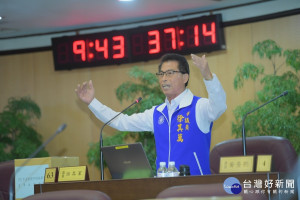 市議員徐其萬在總質詢關注國道二號大園交流道空中斷橋議題。(圖／桃園市議會提供)