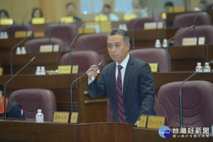市議員簡志偉爭取將教會納入文健站推動範圍。(圖／桃園市議會提供)