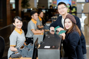 台灣虎航宣布為擴大桃園機場的營運規模及服務範圍，預計將開放40名運務員（地勤）的職缺進行招募，並預計於12月7日（週六），對通過書面資料審核的人進行初試。（圖／台灣虎航Facebook）