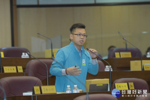 市議員劉仁照建議訂定相關自治條例讓旅館業者自主管理，或透過評鑑及訂定罰則鼓勵無毒旅館的設立。(圖／桃園市議會提供)
