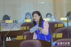 市議員張桂綿在總質詢時，對蘆竹數個公車及免費巴士路線進行盤點，提出改善建議，並爭取增設連結高鐵桃園站及桃園機場的公車路線。(圖／桃園市議會提供)