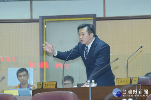 市議員簡智翔表示，桃運107年通報至今共有18項故障未修復，尤其漏水更可能造成安全問題。(圖／桃園市議會提供)