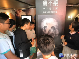 大村國中參觀反毒行動博物館，導覽人員詳細解說。
