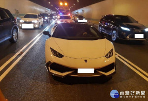 交通部國道高速公路局宣布，從明（2020）年1月1日起，在國道拖救故障的跑車，將依其離地車高與新車價計算拖救費率，最高可收到新台幣2萬元。（圖／交通部高公局）