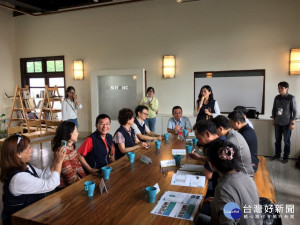 北區公所與社區、環保署審查委員進行低碳永續家園銀級認證綜合討論。(圖/台中市府環保局)