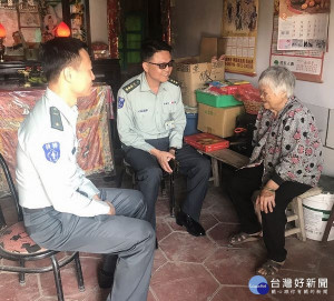 雲林縣後備指揮部指揮官林鼎育上校與留守科長邱靖文中校，前往北港鎮慰訪在卹遺眷，致贈慰問品並表達誠摯關懷之意。