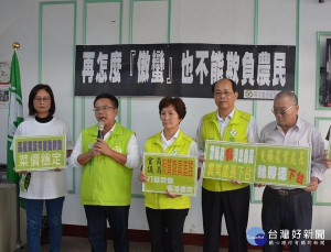 民進黨雲林縣黨部及議會黨團痛批國民黨議員李明哲散播高麗菜耕鋤的不實訊息，且農業處長魏勝德未掌握農情還配合演出，造成農民恐慌危及菜價，明顯不適任，必須下台負責。