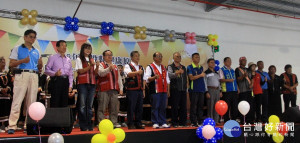 原民局長史強與來賓共邀原住民參與歡樂嘉年華。（記者扶小萍攝）