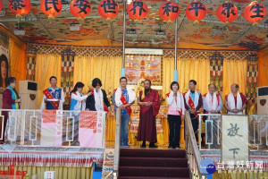 立委呂玉玲、議員林昭賢、龍潭區公所社會課長呂秀枝、聖德里長徐春淼等出席行動佛殿環島祈福法會