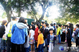 一早許多家長帶著孩子查考場。（記者扶小萍攝）