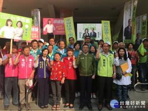 民進黨主席卓榮泰（ 前右三）抵南投陪同蔡陳二人辦立委選舉登記。（記者扶小萍攝）